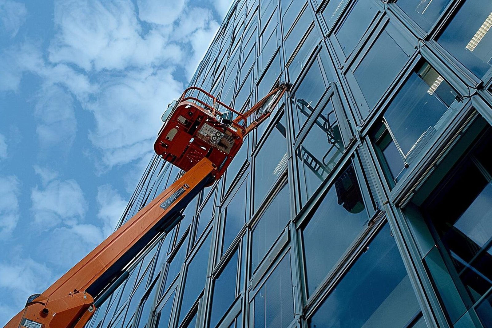 Hoogwerker zonwerende raamfolie voor gebouwen